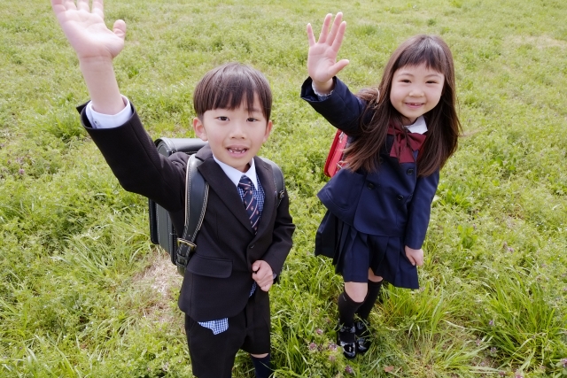 手を挙げる子供たち