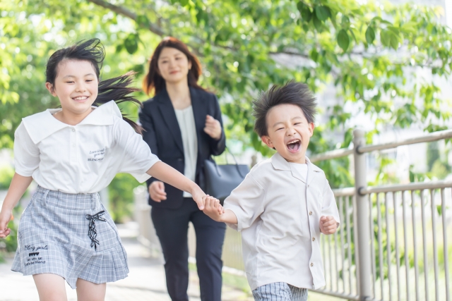 働く母親と子供たち